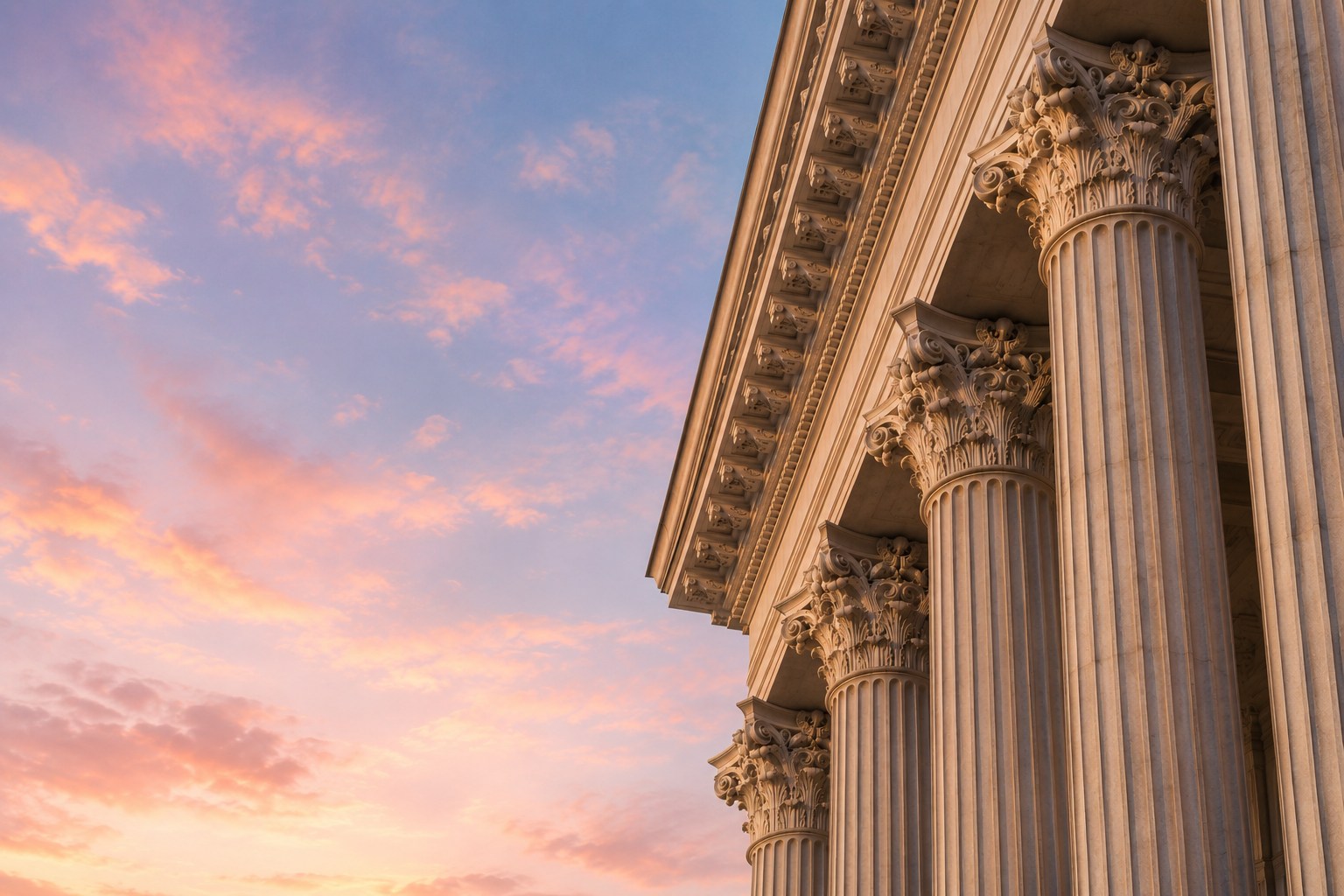 Colonnes d'un palais de justice sous un ciel ensoleillé